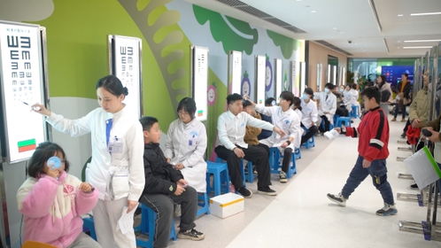 开学第一课 眼科专家提醒做好近视管理,别让孩子视力 掉队